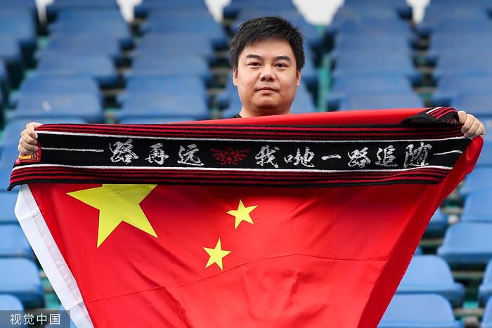 当天她以一身空姐造型出现在闹市，引来无数围观者。