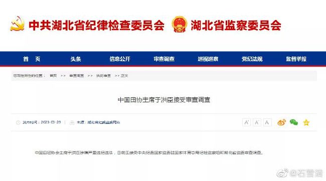 赵丽颖身着嫩粉色深V吊带性感吸睛，转身签名时大秀美背，但后背凸起的骨头惹人心疼。