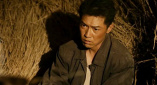 照片中，木村光希身穿亚麻色连衣裙，一头长卷发柔美慵懒，充满森系少女感。