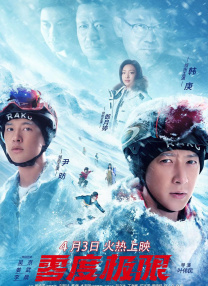 剧照中，乔治·克鲁尼饰演的主角一袭白色西装亮相，不难看出他饰演了一位享誉世界的名人。