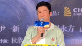 ”照片中刘亦菲在自己的简餐面前摆着手机中满是美食的图片，看来是为了解馋在“望梅止渴”。